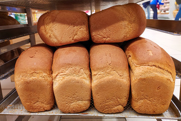 A lot of ready-made fresh bread in the store, in the bakery. Bakery business. Fresh wheat bread. Healthy and nutritious food. The product contains carbohydrates.