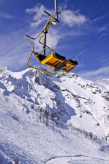 Fototapeta na wymiar Snow slope, the route of the ski resort