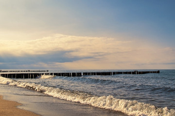 Obraz premium Groynes and waves on the Baltic Sea