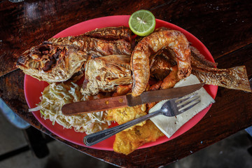 pescado frito a la orilla del caribe
