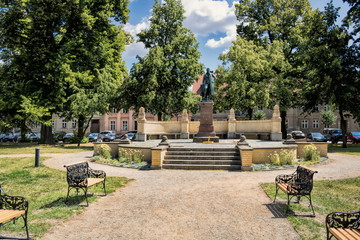 neuruppin, deutschland - schinkel-denkmal von 1883 auf dem kirchplatz