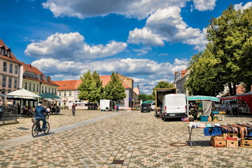 neuruppin, deutschland - 18.07.2019 - marktplatz in der altstadt