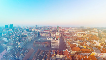 PoznaÅ„, wschÃ³d sÅ‚oÅ„ca nad Starym Rynkiem © lukszczepanski