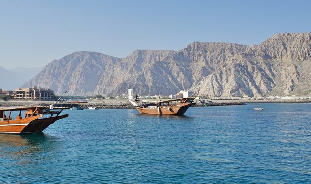 fjordlandschaft und dhau im oman