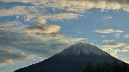 Fototapeta premium Landscape photograph showing the misti volcano in the city of Arequipa in the early hours of the morning with sunlit clouds.