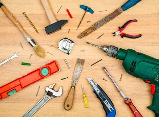 DIY-Tool-Mix auf einem Tisch © AlexQ