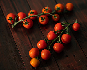 Naklejka na ściany i meble tomates cherry en tabla de madera cuchillo de chef y vegetales ajo cebolla tomillo y pimiento con mantequilla 