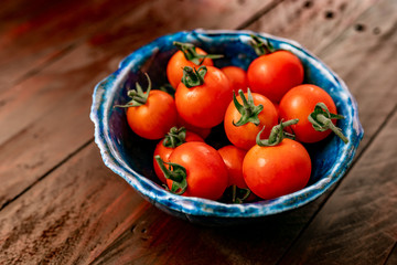 tomates cherry en tabla de madera cuchillo de chef y vegetales ajo cebolla tomillo y pimiento con mantequilla 