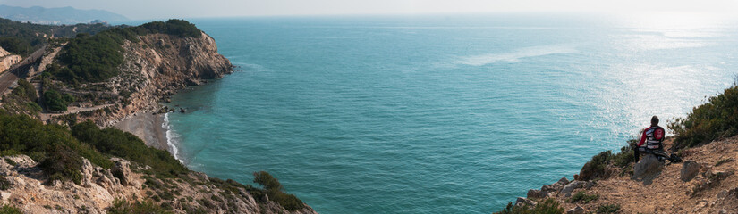 Costa de mar con aguas azuladas