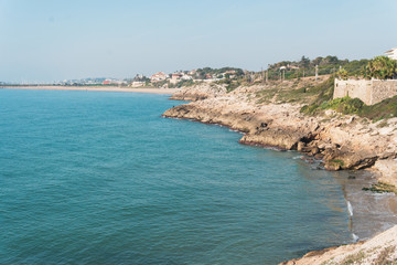 Costa de mar con aguas azuladas