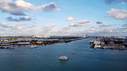Fototapeta na wymiar Aerial Photos of the Skyline in Downtown Miami