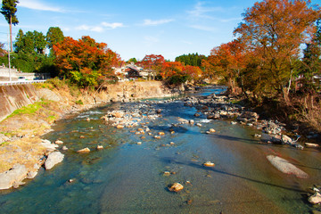 東京都にある秋川渓谷の佳月橋からの紅葉景色（あきる野市、１１月、紅葉まっさかり）