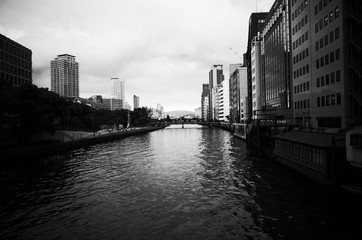 大阪の川沿いの風景