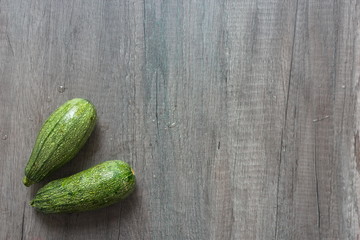 Calabacines sobre fondogris difuminado