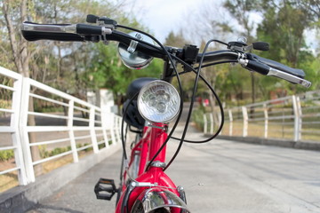 Fototapeta premium manubrio de bicicleta roja con lámpara