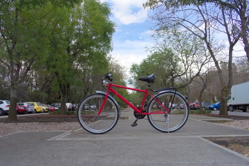 Fototapeta premium Bicicleta roja en el parque