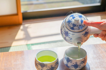 和室で日本茶