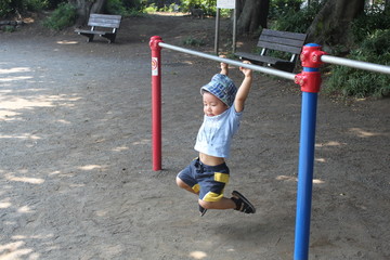 Fototapeta premium 鉄棒をしている男の子