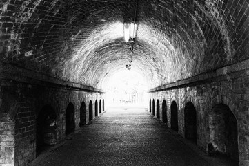 Fototapeta premium トンネルの先の光