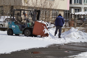 snow, snow removal, trees in the snow, winter in the city, streets in the snow, public utilities, lights in the snow, winter day