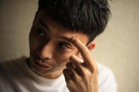 眉, 掻く, 男性, ストレス, 心理, 癖, 指, 手, 大人, 男, 室内, 屋内, 部屋, 人物, ビジネス, 1人, 感情, ビジネスマン, 不安, 表情, 疲労, 日本, 指先, 日本人, 無意識, モデル, イメージ, 仕事, 人, アジア, 悩む, 自制心, 気持ち, ボディパーツ, 困る, 考える, 悩み, アジア人, 上半身, 顔, ボディーパーツ, コピースペース, 30代, 