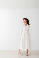 ワンピースの女性