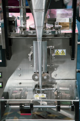 Automatic vertical food sealing and packing machine for food industry