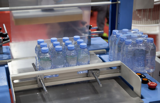 Shrink film wrapping machine for bottle of water