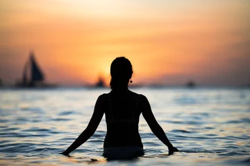 Foto op Plexiglas anti-reflex Boracay Wit Strand Silhouet van een meisje dat een prachtige zonsondergang op het witte strand van Boracay bewondert. Het White Beach de Boracay bevindt zich bij Station 1, het centrum van het eiland. Filippijnen.
