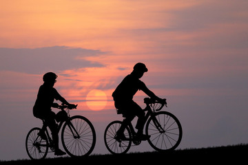 Obraz premium Silhouette Cycling on blurry sunrise sky background.