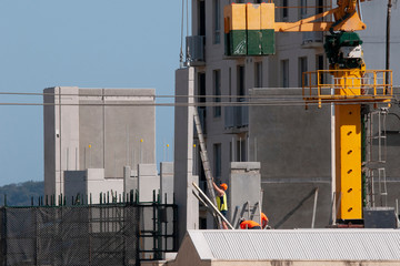 Installing wall panels on the new Multistory Unit building under construction at 277 Mann St. Gosford. September 11, 2019 © geoff childs. 