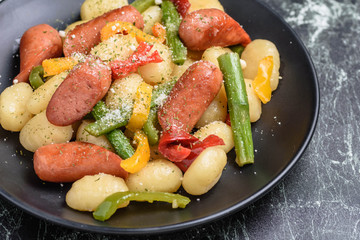 ポテトニョッキとウインナーの炒め物