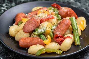 ポテトニョッキとウインナーの炒め物