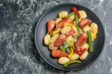 ポテトニョッキとウインナーの炒め物