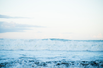 Naklejka na ściany i meble 夕暮れの大きい波が押し寄せる海