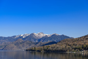 朝の日光白根山
