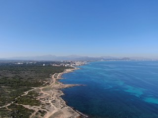 Fototapeta premium vista aerea de la costa de mallorca con aguas cristalinas de color turquesa concepto de vacaciones verano y viajar