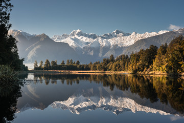 Lake Matheson, Zuidereiland, Nieuw-Zeeland, met weerspiegeling van de berg Tasman en Aoraki Mount Cook in de winter