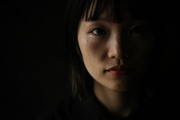 涙を流す女性