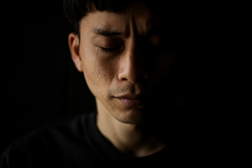 涙を流す男性
