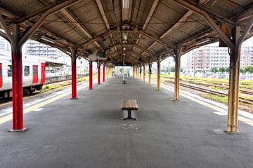 無人のJR鳥栖駅長崎本線ホーム