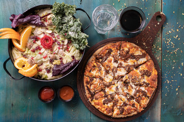 Roast beef pizza with salad