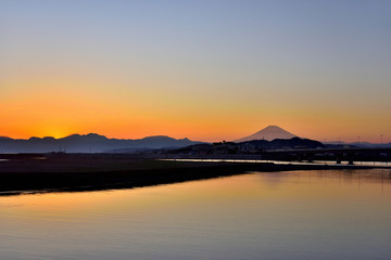 相模川河口から眺める夕陽と富士山
