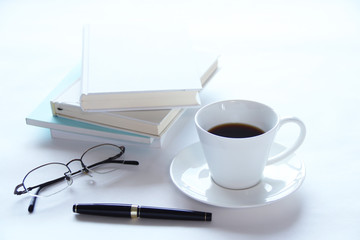 Obraz na płótnie Canvas コーヒーと本とペンと眼鏡（白いイメージ）