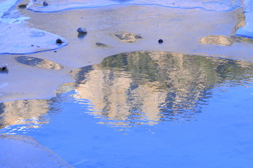 San Martino di castrozza. Montagne riflesse nell'acqua. Pozzanghera.