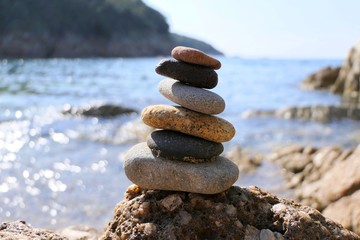 Fototapeta na wymiar Sassi in equilibrio su una roccia. Spiaggia. Mare. Isola d'Elba