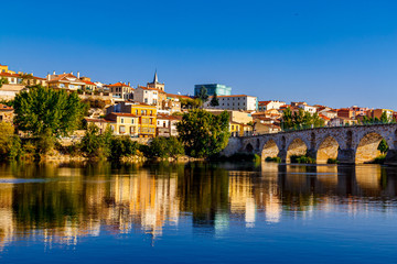 Old stone bridge of Zamora and the old town view with the Douro river. Spain - obrazy, fototapety, plakaty