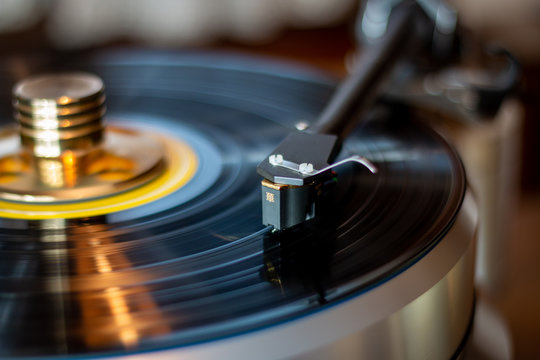 Cartridge vinyl in turntable