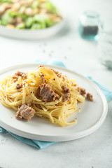 Pasta with tuna and lemon