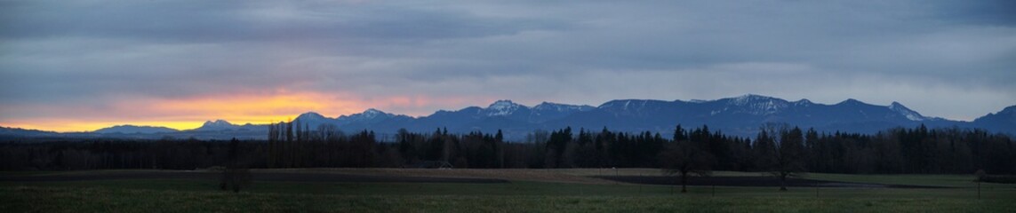 Fototapeta premium Alpen-Panorama bei Rosenheim am Morgen
